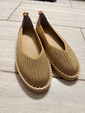 ROTHY'S tan and gold shimmer Espadrille Flats 8.5